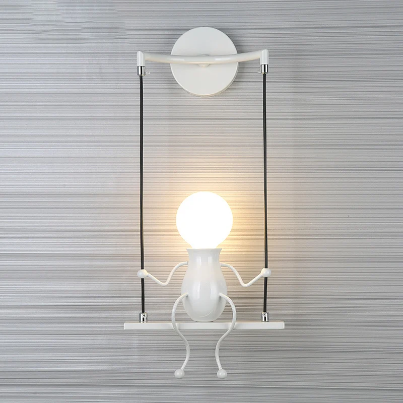 Wandkandelaar schommelvorm met kleine mensendecoratie Metaal Modern 1-lichts wandlamp zwart/wit/rood Clearhalo