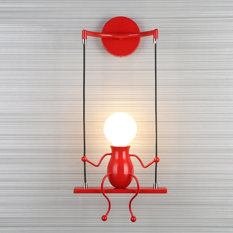 Wandkandelaar schommelvorm met kleine mensendecoratie Metaal Modern 1-lichts wandlamp zwart/wit/rood Clearhalo