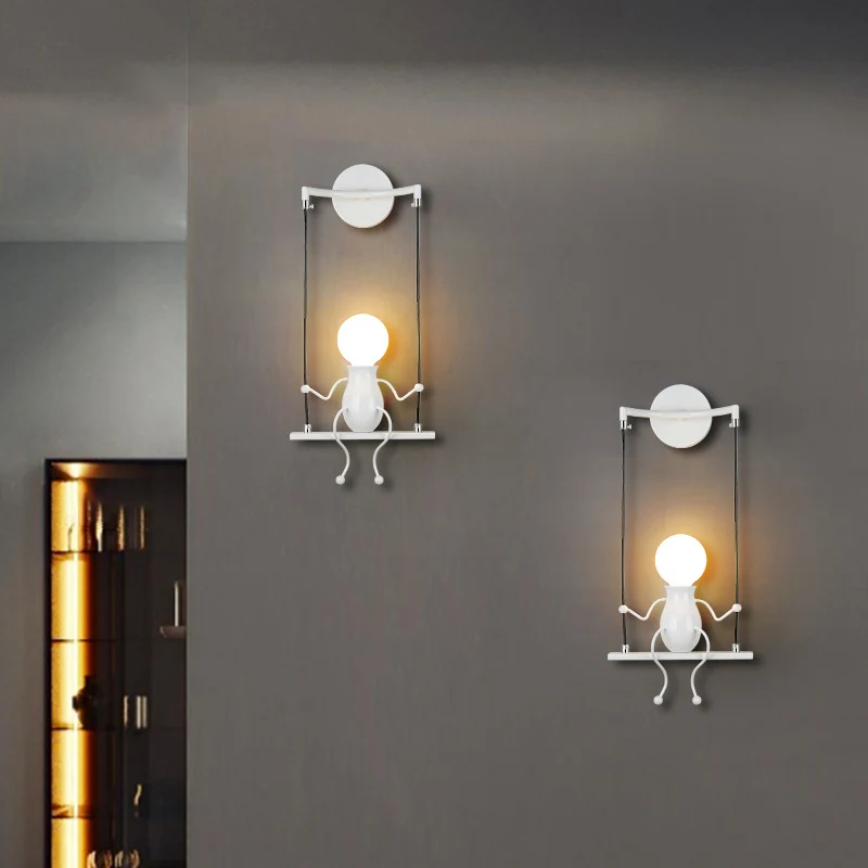Wandkandelaar schommelvorm met kleine mensendecoratie Metaal Modern 1-lichts wandlamp zwart/wit/rood Clearhalo