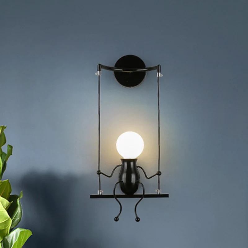 Wandkandelaar schommelvorm met kleine mensendecoratie Metaal Modern 1-lichts wandlamp zwart/wit/rood Clearhalo