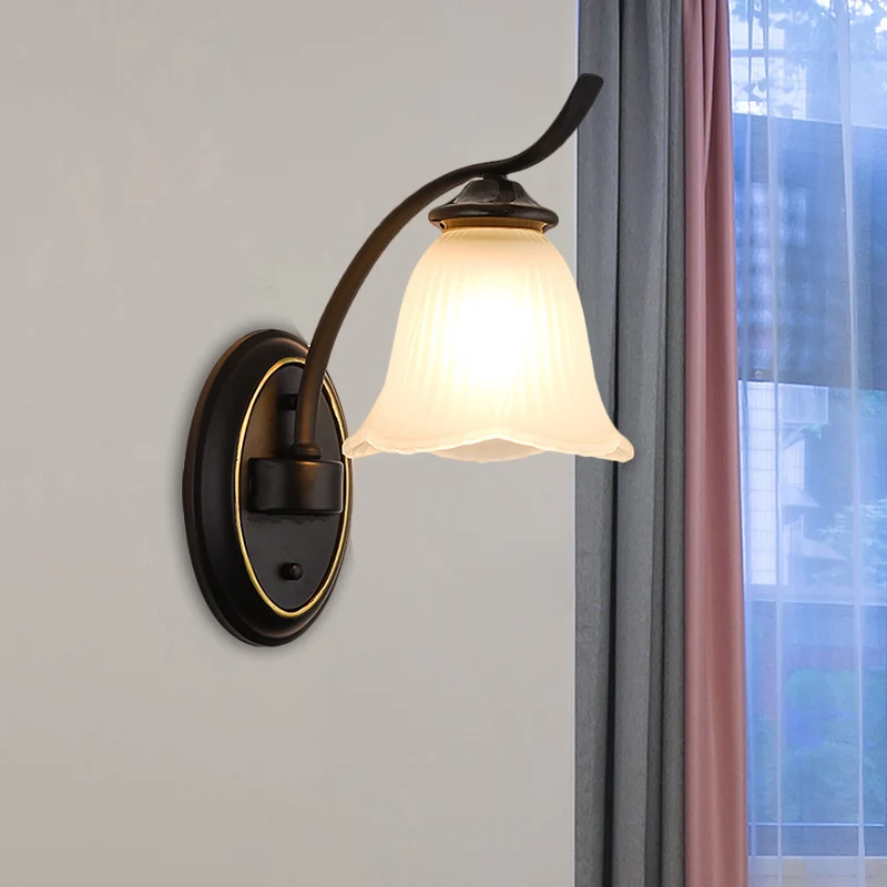 Wandlamp met enkele kop, plattelandsbloemvorm, crèmekleurige glazen wandlamp zwart Clearhalo