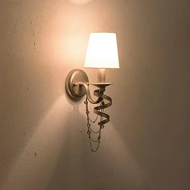 Wandlamp met 1 lamp Schans Boerderijton Stoffen wandlamp wit met spiraalvormig ontwerp en kristallen kettingdeco Clearhalo