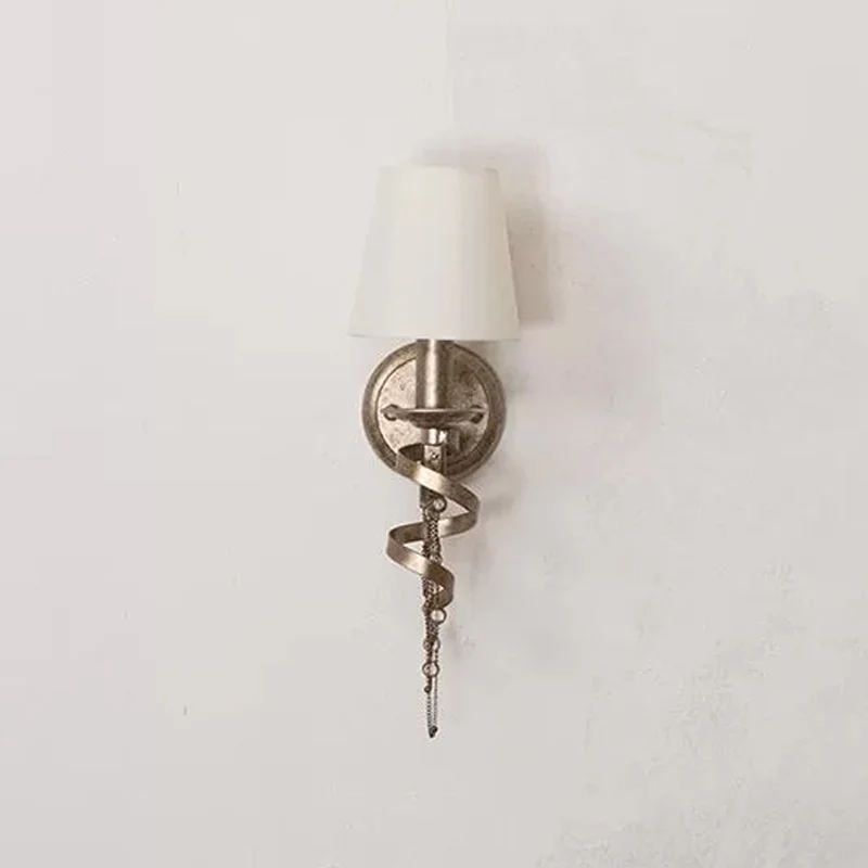 Wandlamp met 1 lamp Schans Boerderijton Stoffen wandlamp wit met spiraalvormig ontwerp en kristallen kettingdeco Clearhalo