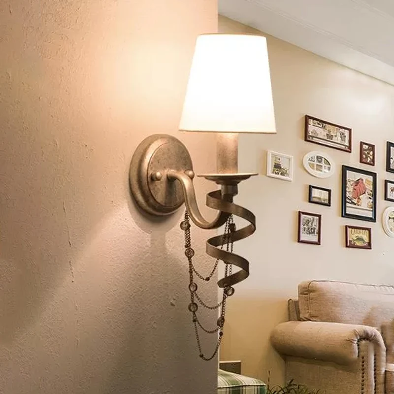 Wandlamp met 1 lamp Schans Boerderijton Stoffen wandlamp wit met spiraalvormig ontwerp en kristallen kettingdeco Clearhalo