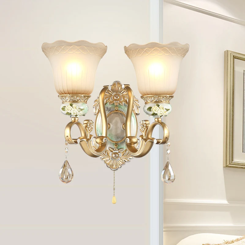 Wandlamp van opaalglas met golfversiering, traditionele 1/2-koppige woonkamerkandelaar met gesneden roosdetail goud Clearhalo