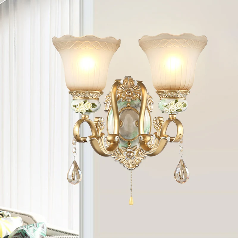 Wandlamp van opaalglas met golfversiering, traditionele 1/2-koppige woonkamerkandelaar met gesneden roosdetail goud Clearhalo