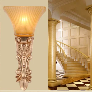 Wandverlichting met één kop en antieke trapeziumvormige amberkleurige geribbelde glazen wandkandelaar goud Clearhalo