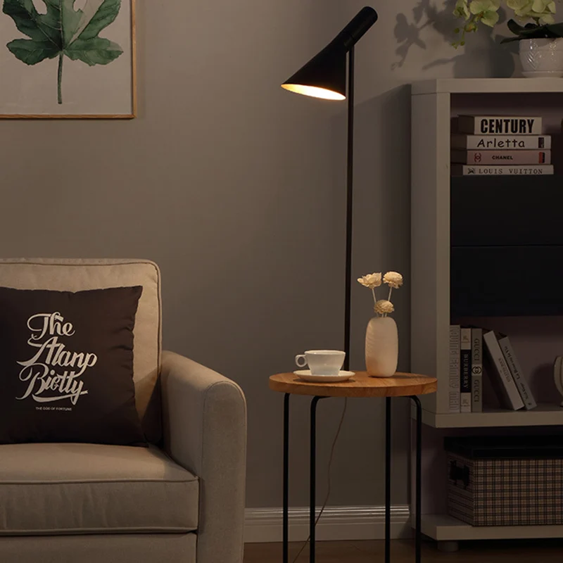 Wijd uitlopende leeslamp Moderne 1-lichts vloerlamp met metallic zwarte afwerking en houten plank Clearhalo
