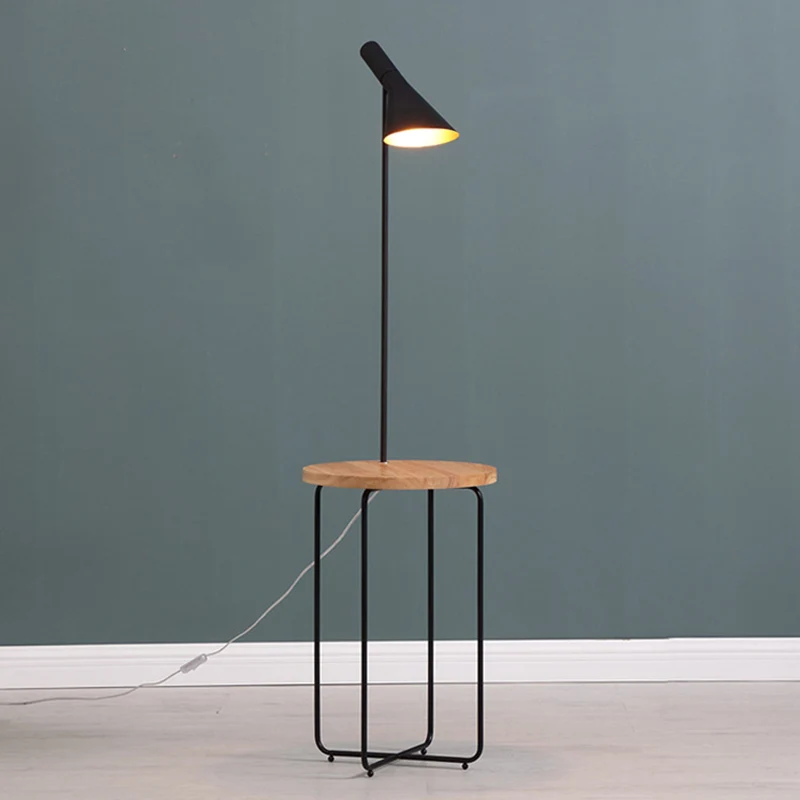 Wijd uitlopende leeslamp Moderne 1-lichts vloerlamp met metallic zwarte afwerking en houten plank Clearhalo