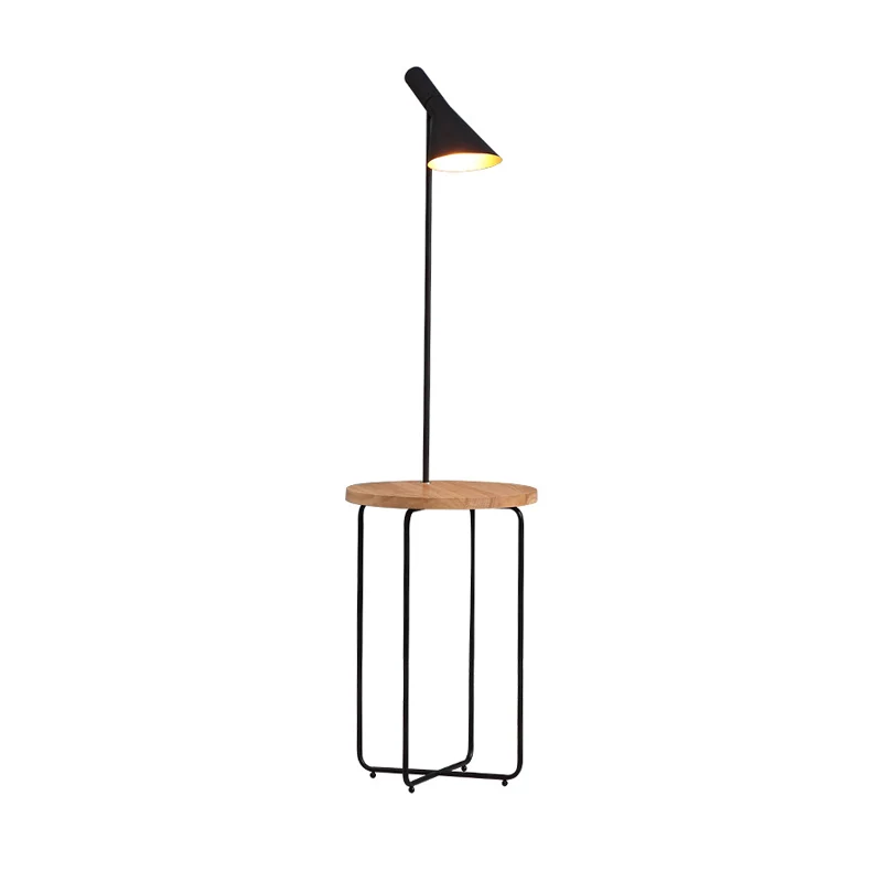 Wijd uitlopende leeslamp Moderne 1-lichts vloerlamp met metallic zwarte afwerking en houten plank Clearhalo