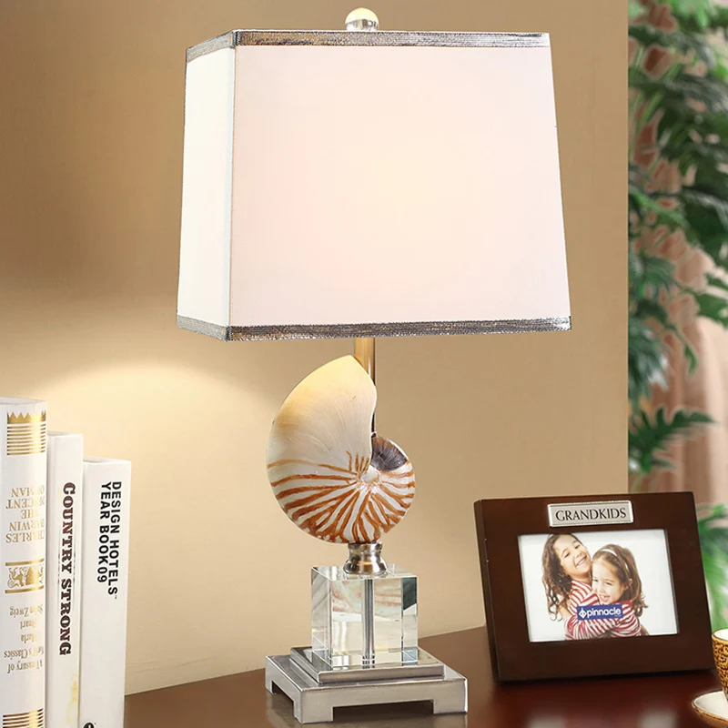 Wit nachtkastje met 1 kop, landelijke stoffen kubusvormige nachtkastjelamp met decoratieve nautilusschelp Clearhalo