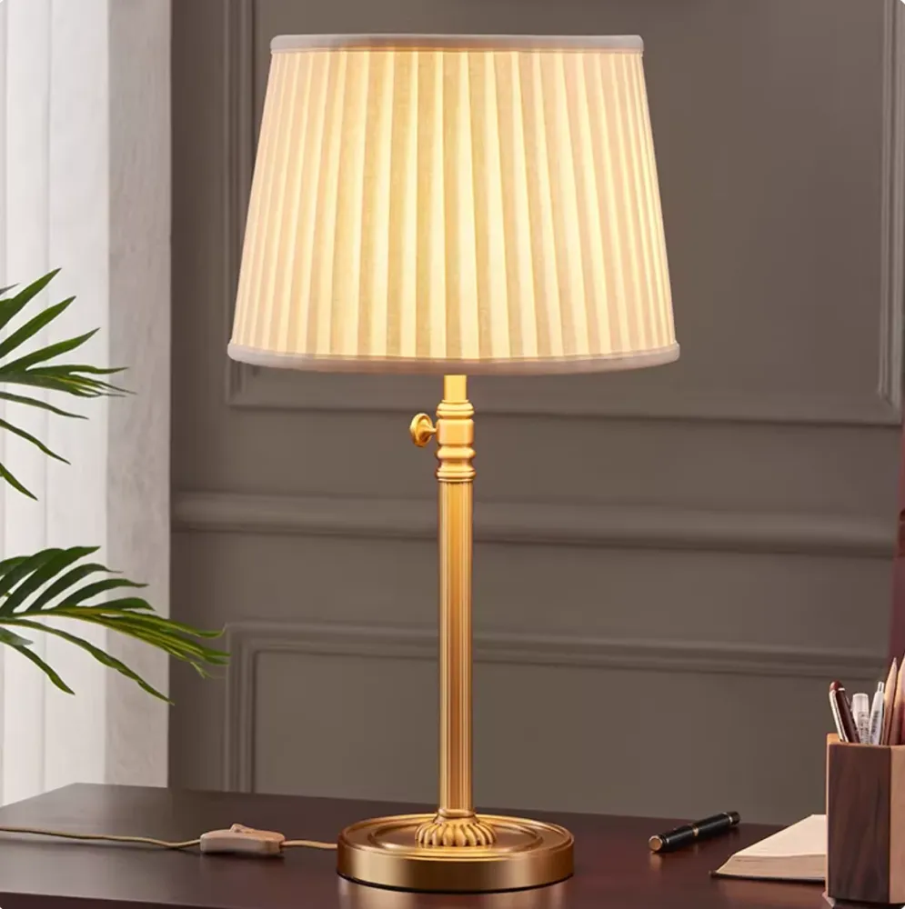 Witte Empire Shade tafellamp Moderne 1-lichts nachtkastjelamp van geplooide stof met hoogte verstelbaar ontwerp Clearhalo