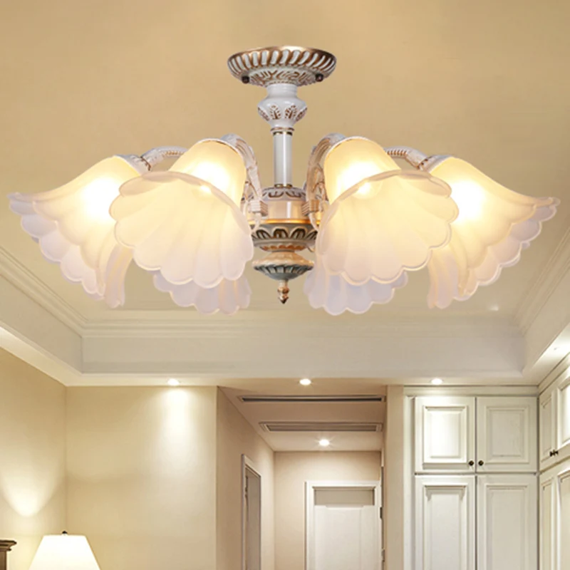 Witte glazen bloemen semi-flush traditionele slaapkamer plafondmontage kroonluchter met geschulpte rand Clearhalo