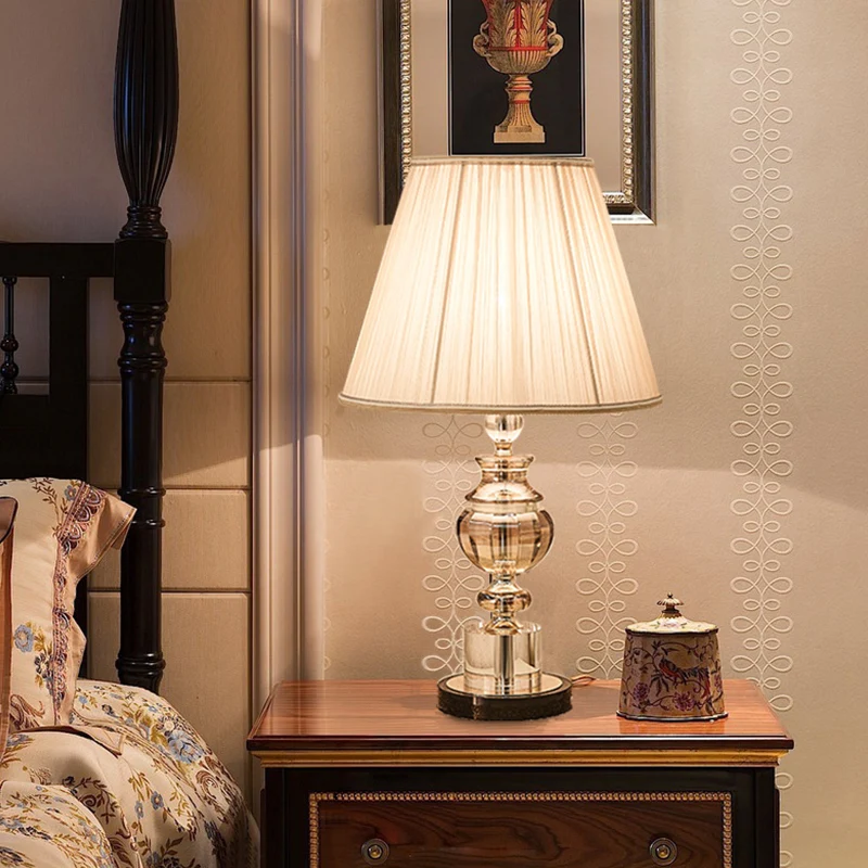 Witte tafellamp van geplooide stof, conisch, 1 lamp, modern nachtkastje met kristallen voet Clearhalo