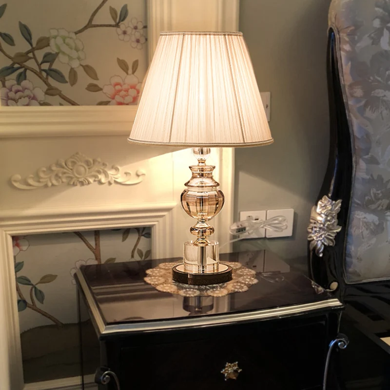 Witte tafellamp van geplooide stof, conisch, 1 lamp, modern nachtkastje met kristallen voet Clearhalo