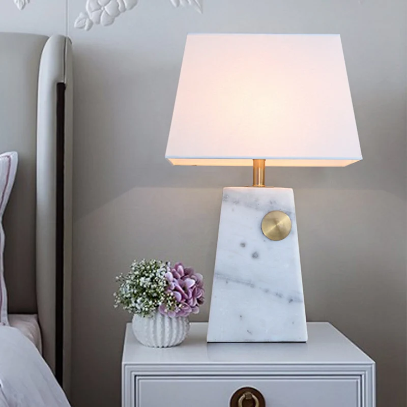 Witte trapeziumvormige nachttafelverlichting Moderne 1-lichts marmeren bureaulamp met stoffen kap voor nachtkastje Clearhalo
