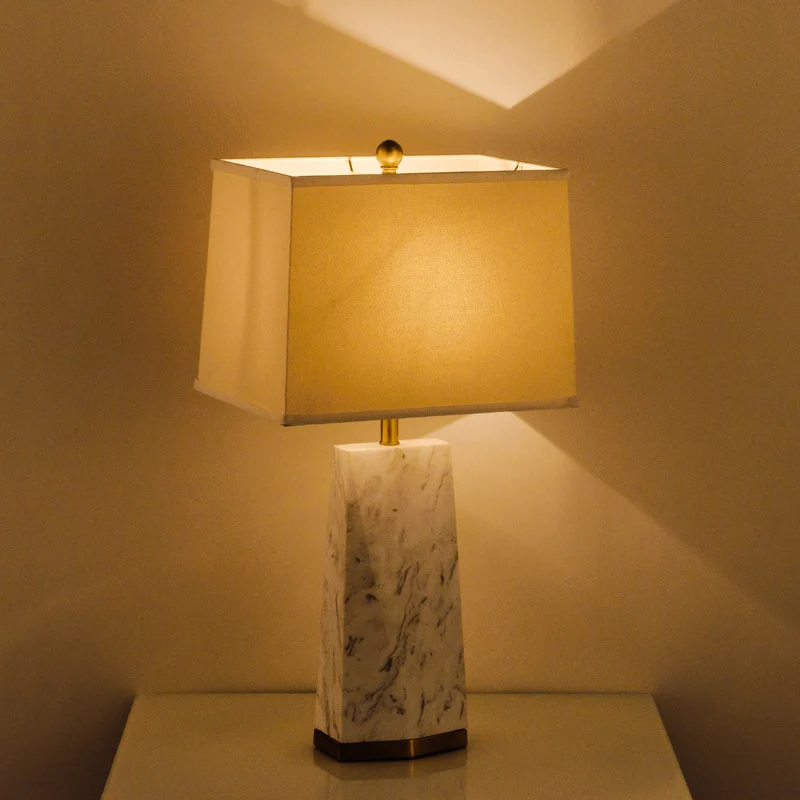 Witte trapeziumvormige tafellamp modernisme 1 kop stoffen leeslamp met marmeren voet Clearhalo