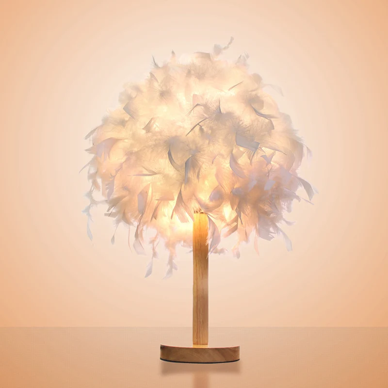 Witte veren nachttafellamp modernistisch 1 lichte stoffen bureaulamp met ronde houten voet Clearhalo