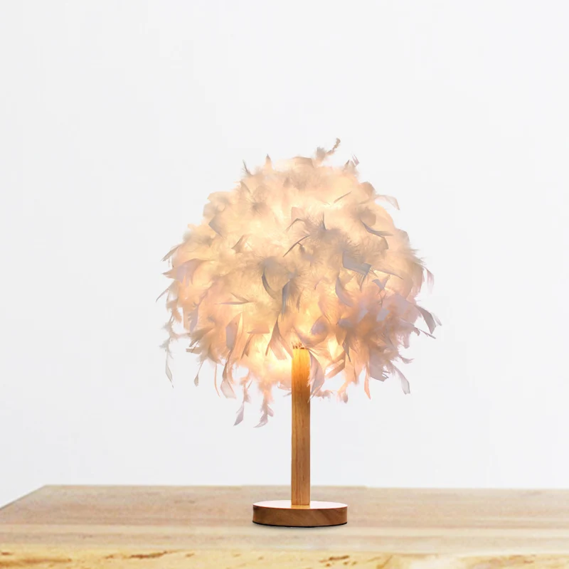 Witte veren nachttafellamp modernistisch 1 lichte stoffen bureaulamp met ronde houten voet Clearhalo