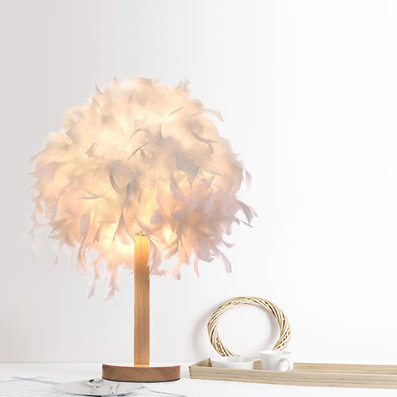 Witte veren nachttafellamp modernistisch 1 lichte stoffen bureaulamp met ronde houten voet Clearhalo
