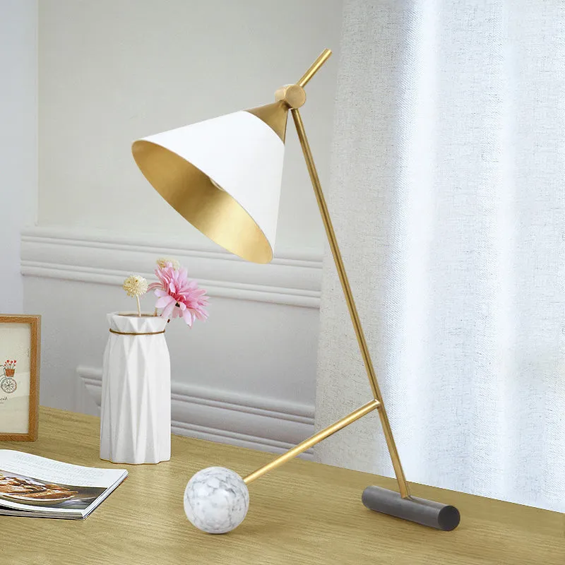 Witte, wijd uitlopende bureauverlichting, moderne LED-metallic tafellamp met buis en bolvormige marmeren voet Clearhalo