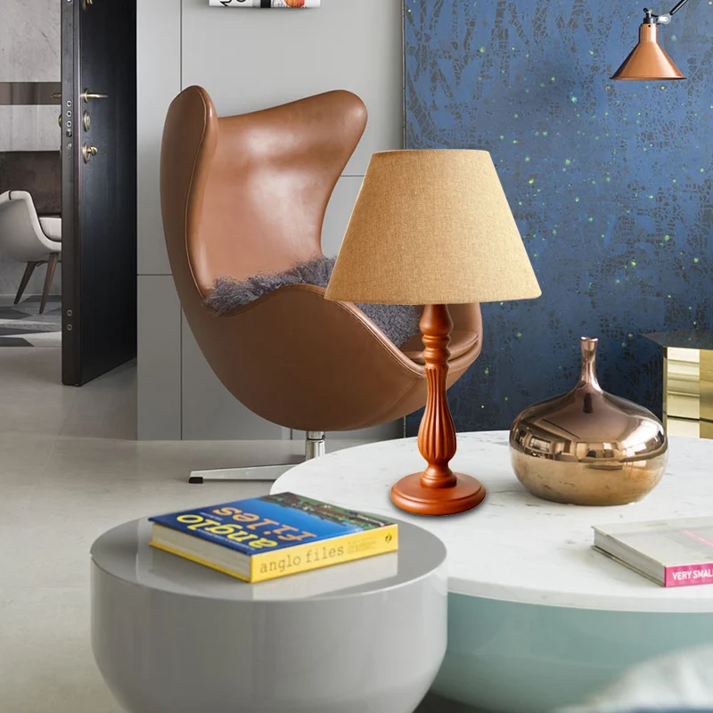 Wit/vlas/beige tonbureaulamp Traditionele stof 1-lichts slaapkamerleeslamp met houten voet Clearhalo