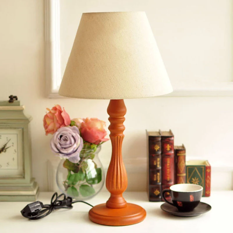 Wit/vlas/beige tonbureaulamp Traditionele stof 1-lichts slaapkamerleeslamp met houten voet Clearhalo