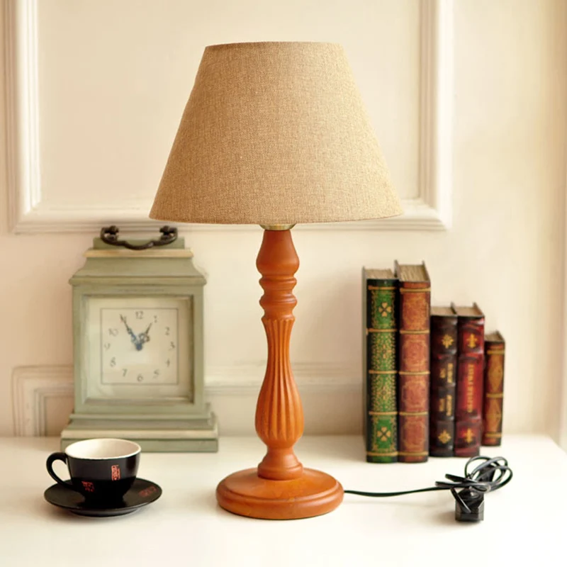 Wit/vlas/beige tonbureaulamp Traditionele stof 1-lichts slaapkamerleeslamp met houten voet Clearhalo
