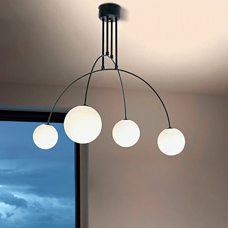 Woonkamerkroonluchter met 4 koppen, witte hangende hanglamp met ijzeren boog en melkwitte glazen bollen Clearhalo