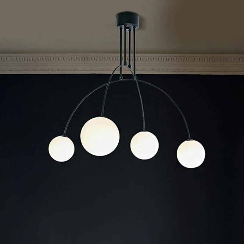 Woonkamerkroonluchter met 4 koppen, witte hangende hanglamp met ijzeren boog en melkwitte glazen bollen Clearhalo