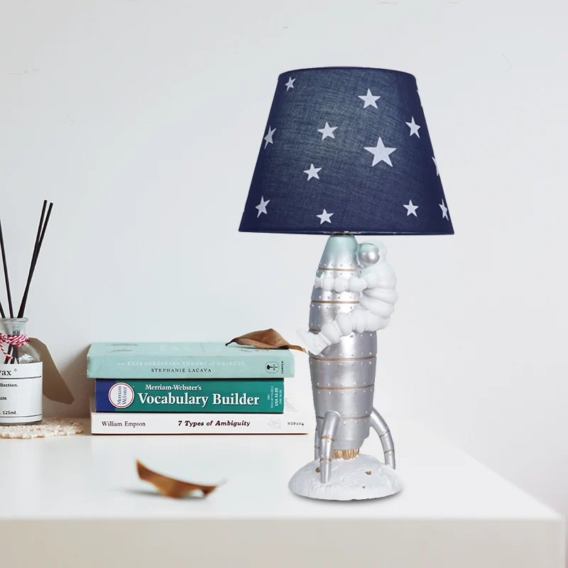 Zilverkleurige raket- en astronautentafellamp voor kinderen, 1-lamps harsnachtlamp met tonvormige stoffen kap Clearhalo