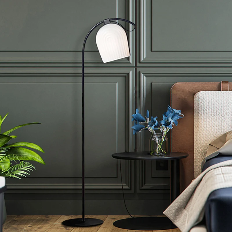 Zwart afgewerkte koepelvormige staande lamp, modernistische witte geribbelde glazen vloerlamp met 1 kop Clearhalo