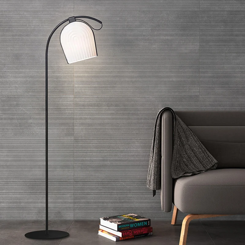 Zwart afgewerkte koepelvormige staande lamp, modernistische witte geribbelde glazen vloerlamp met 1 kop Clearhalo