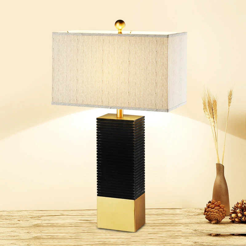 Zwart afgewerkte rechthoekige bureauverlichting Modernisme 1-lamps metalen tafellamp met beige stoffen kap Clearhalo