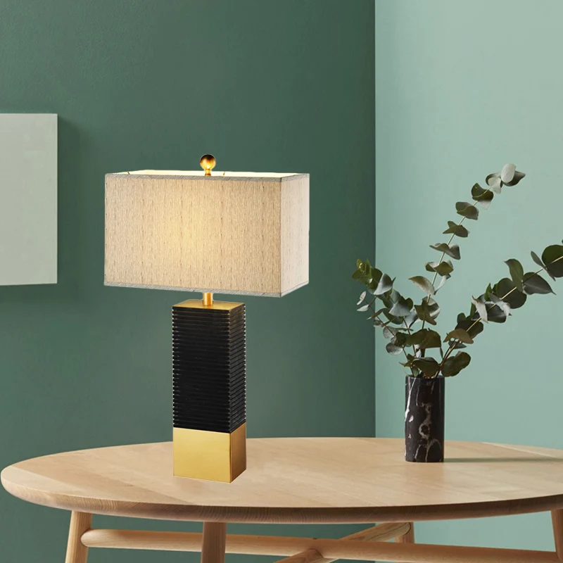 Zwart afgewerkte rechthoekige bureauverlichting Modernisme 1-lamps metalen tafellamp met beige stoffen kap Clearhalo
