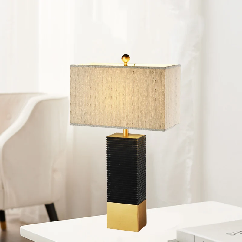 Zwart afgewerkte rechthoekige bureauverlichting Modernisme 1-lamps metalen tafellamp met beige stoffen kap Clearhalo