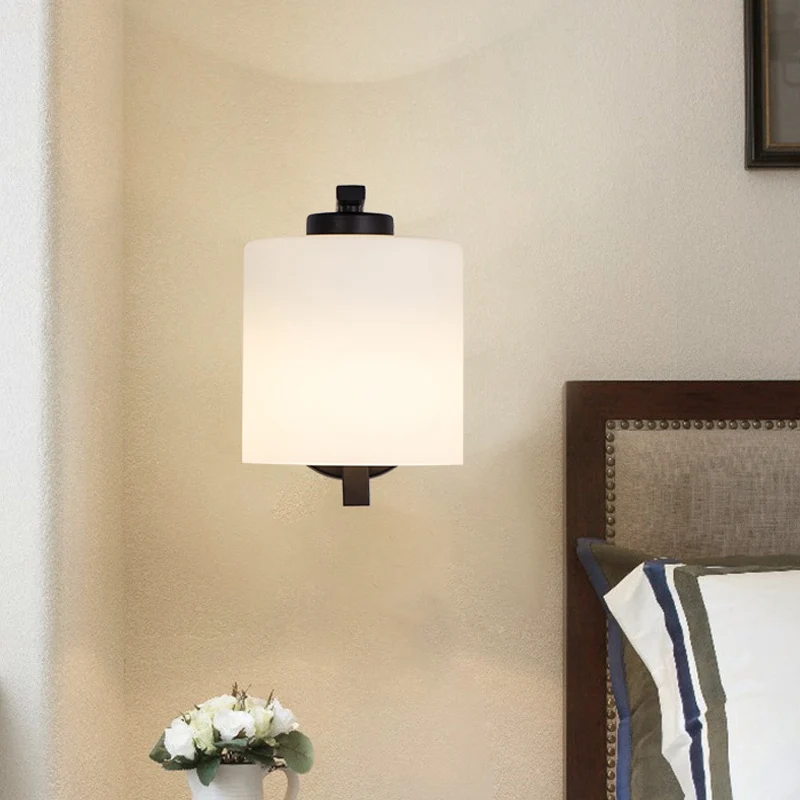 Zwarte 1-lichts wandkandelaar Eenvoudige cilindervormige wandlamp van ivoorkleurig glas met gebogen arm Clearhalo