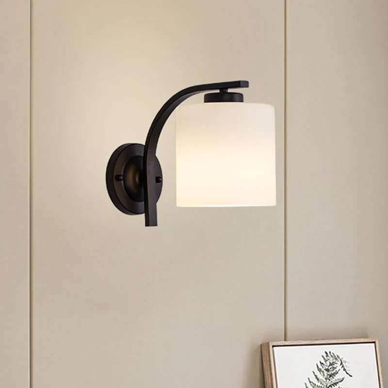 Zwarte 1-lichts wandkandelaar Eenvoudige cilindervormige wandlamp van ivoorkleurig glas met gebogen arm Clearhalo