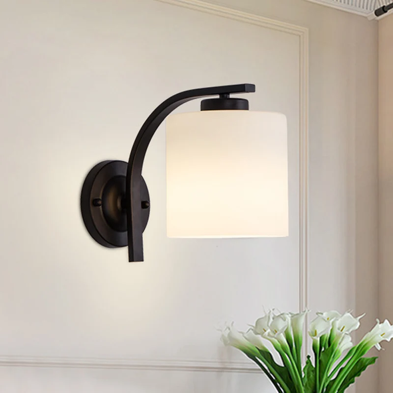 Zwarte 1-lichts wandkandelaar Eenvoudige cilindervormige wandlamp van ivoorkleurig glas met gebogen arm Clearhalo