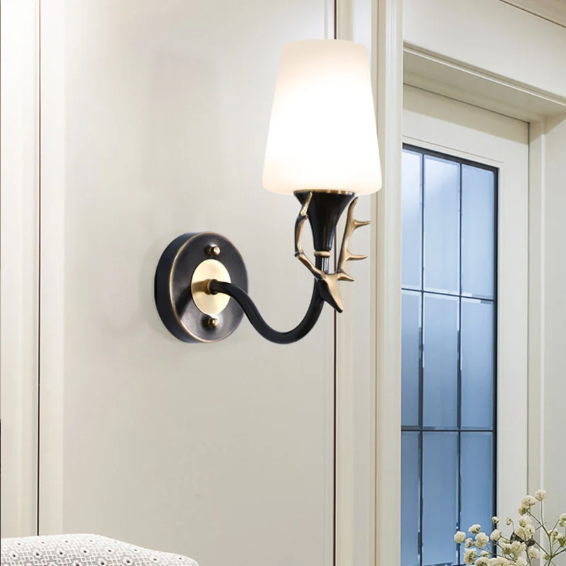 Zwart/Goud 1/2 Licht Blaker Licht Rustiek Metaal Gebogen Arm Wandverlichting voor Slaapkamer met Taps toelopende Matglazen...