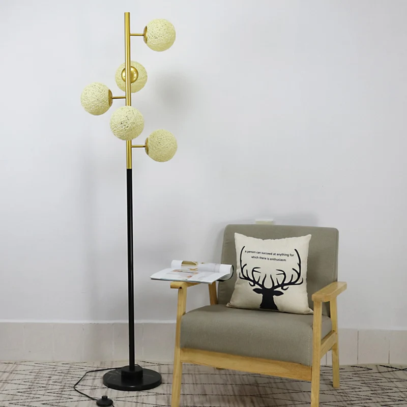 Zwart-gouden boomvloerlamp Simplicity, metalen staande lamp met 5 lampen en beige/melkwitte glazen kap Clearhalo