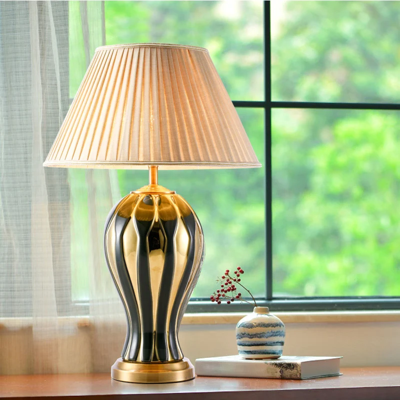 Zwart-gouden vaasontwerp voet bureaulamp retro porselein 1-lichts studeerkamer nachttafellamp met conische stoffen kap Cle...