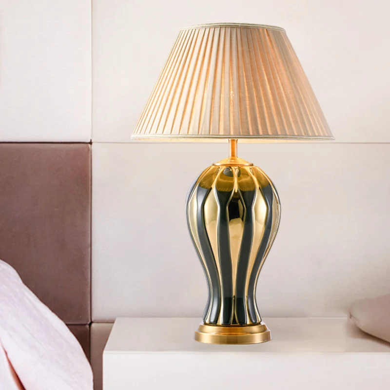 Zwart-gouden vaasontwerp voet bureaulamp retro porselein 1-lichts studeerkamer nachttafellamp met conische stoffen kap Cle...
