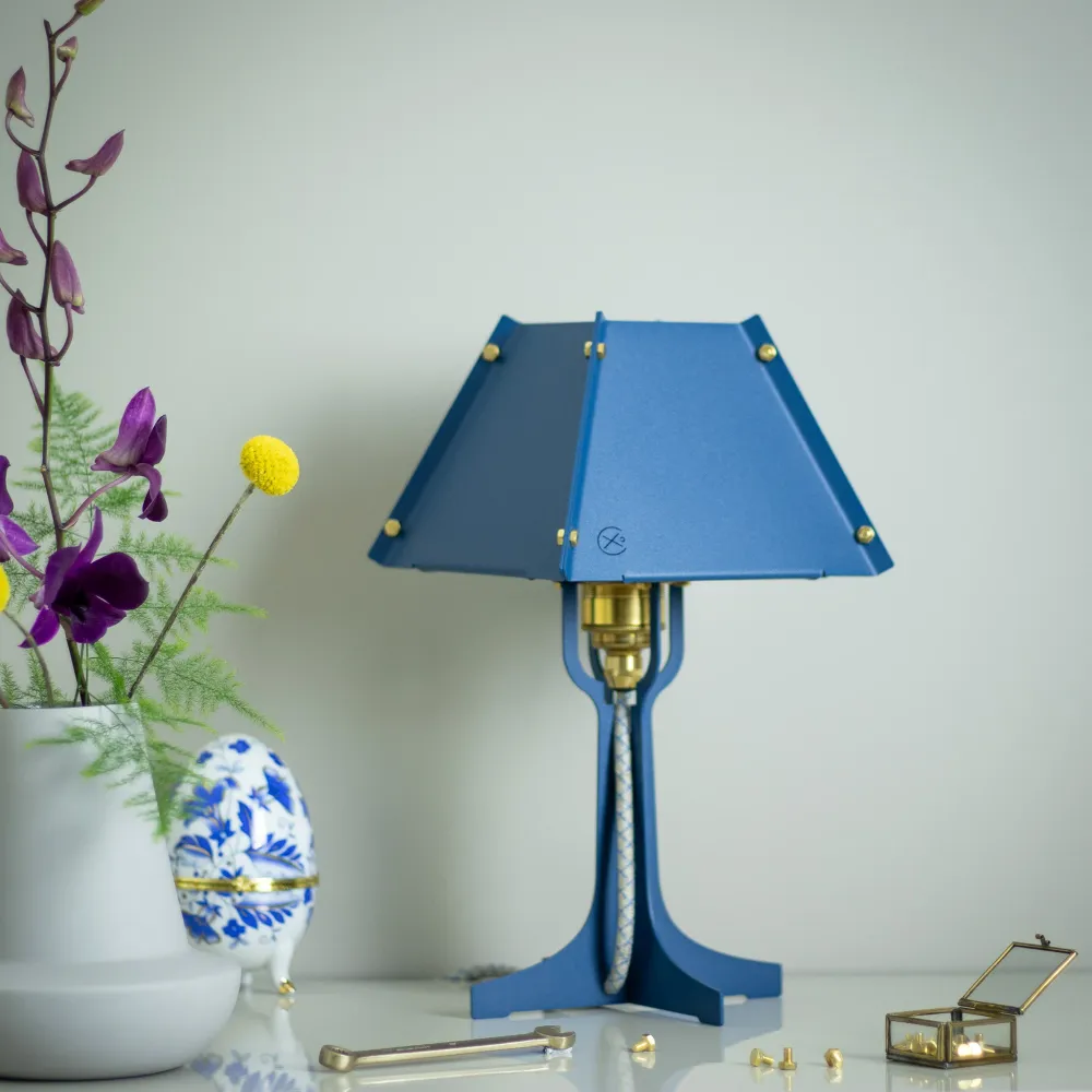 Fabricado tafellamp Lampie - blauw - messing details - hoogte 31,5 cm