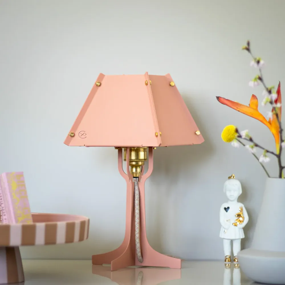Fabricado tafellamp Lampie - Roze - messing details - hoogte 31,5 cm
