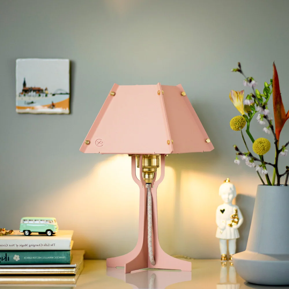 Fabricado tafellamp Lampie - Roze - messing details - hoogte 31,5 cm