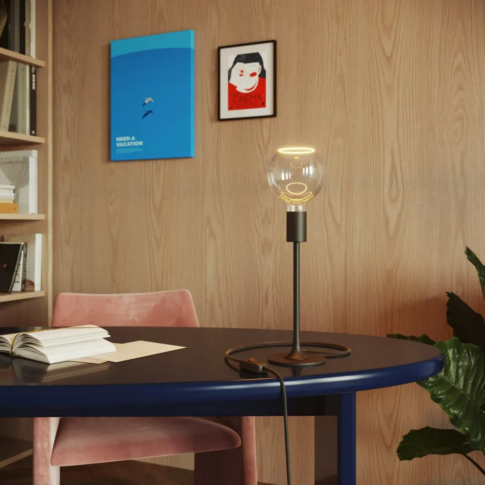 MAG-Y tafellamp met ronde metalen voet en heldere Ghost G05 lamp - Zwart
