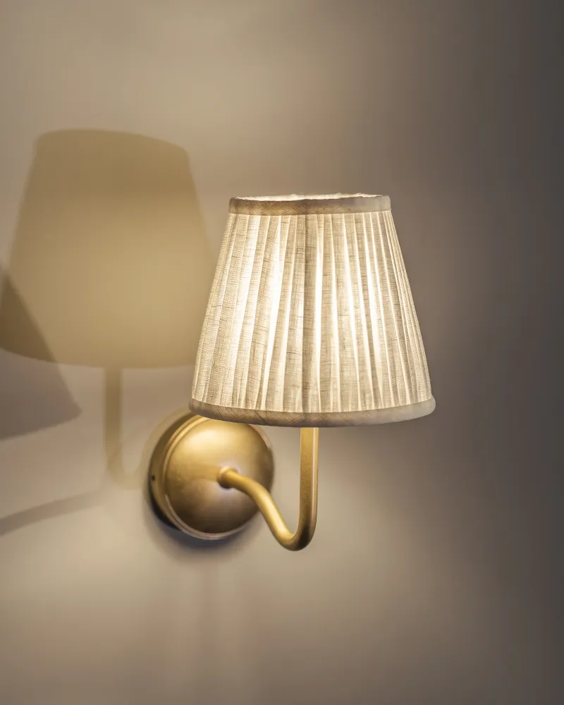 Malvern Medium Wandlamp Geplooid Alabaster Wit - Antiek Messing