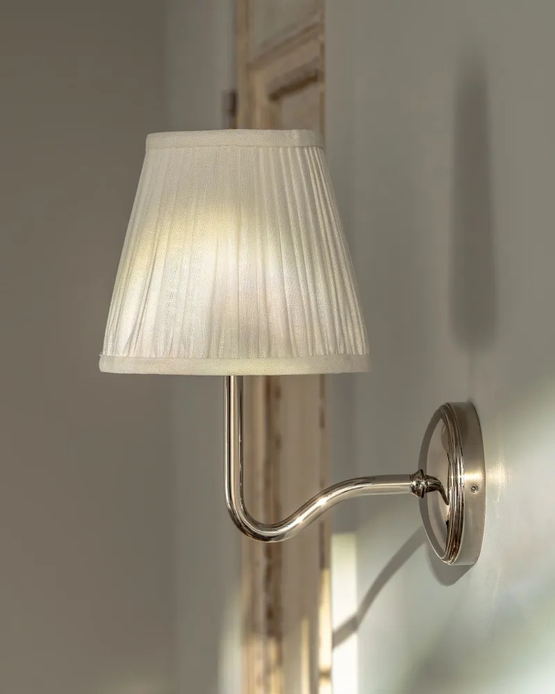 Malvern Medium Wandlamp Geplooid Alabaster Wit - Gepolijst Nikkel