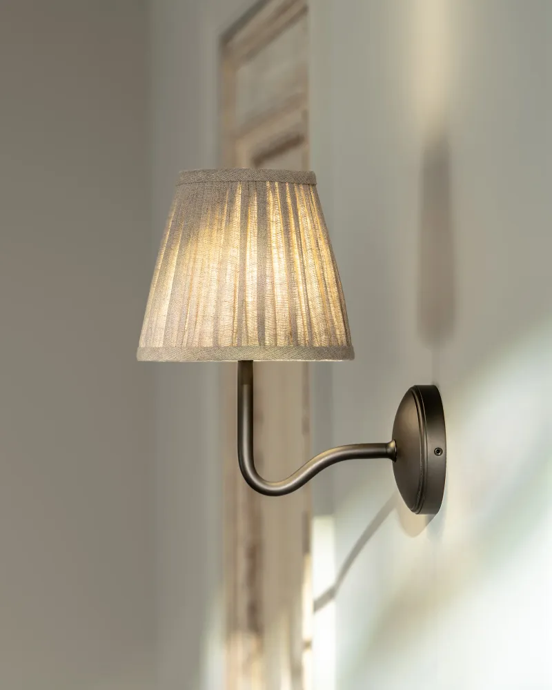 Malvern Medium Wandlamp Geplooid Naturel Beige - Brons